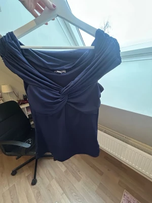 Mörkblå offshoulder topp från H&M - Superfin topp från H&M i storlek S💙 Aldrig använd