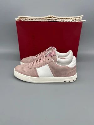 Valentino Flycrew Skor Rosa - • The shoes have been worn 2–3 times and are in like-new condition  • Size: 36  • Color: Pink  • Retail price: ~5000 SEK (no longer in production)  • Box & dustbag included
