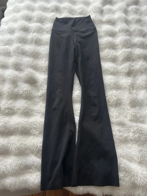 Svarta bootcut leggings från Aim'n - Säljer ett par svarta leggings från Aim'n med bootcut-modell och hög midja. Petit längd! Säljer då på snäppet för korta för mig som är 167 cm lång. 