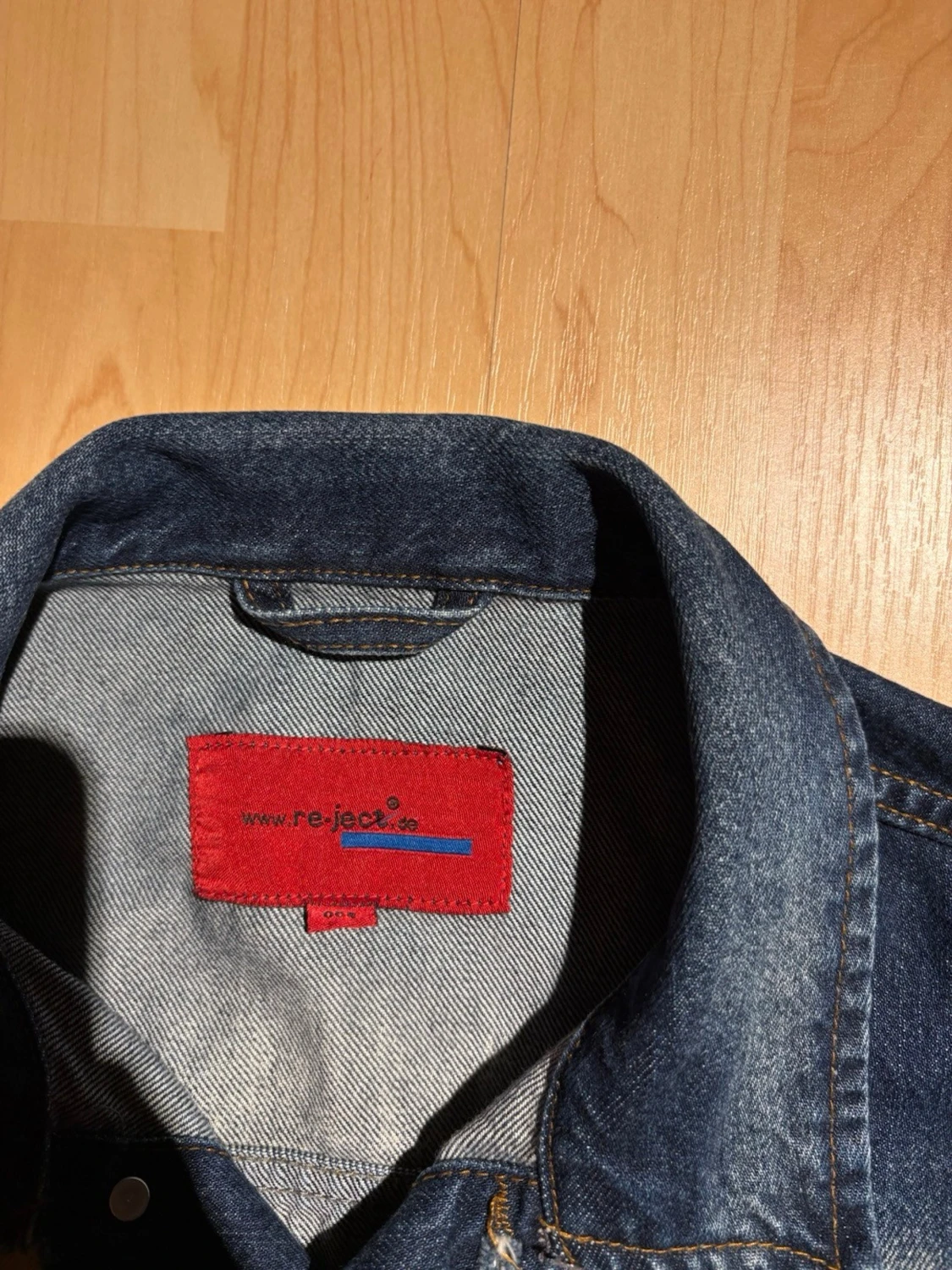 Tvåtonad jeansjacka med blekt effekt - 2