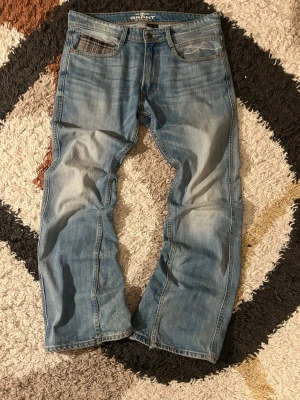 Bootcut Jeans Remade - Säljer dessa omsydda bootcuts som jag gjort om lite!  Vid övriga frågor hör av dig!!😁😁  Storlek: W34 32L Laid out liggandes. Längd (utsidan): 100 cm  Midja: 42 cm  Nedre bredd (vid benslutet): 24 cm   Kondition: 9/10  Fraktar samma dag eller dagen efter✅  swag rap streetwear baggy vintage skate hiphop y2k affliction archive underground avant garde japan style OG 2000s flared washed affliction jeans drip oldmoney 