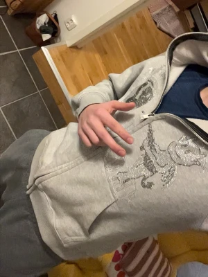 Aim for the moon zip  - Säljer denna aim for the moon zipen eftersom den blivit för liten. Super snygg zip till sommarn. Storlek S🔥🔥