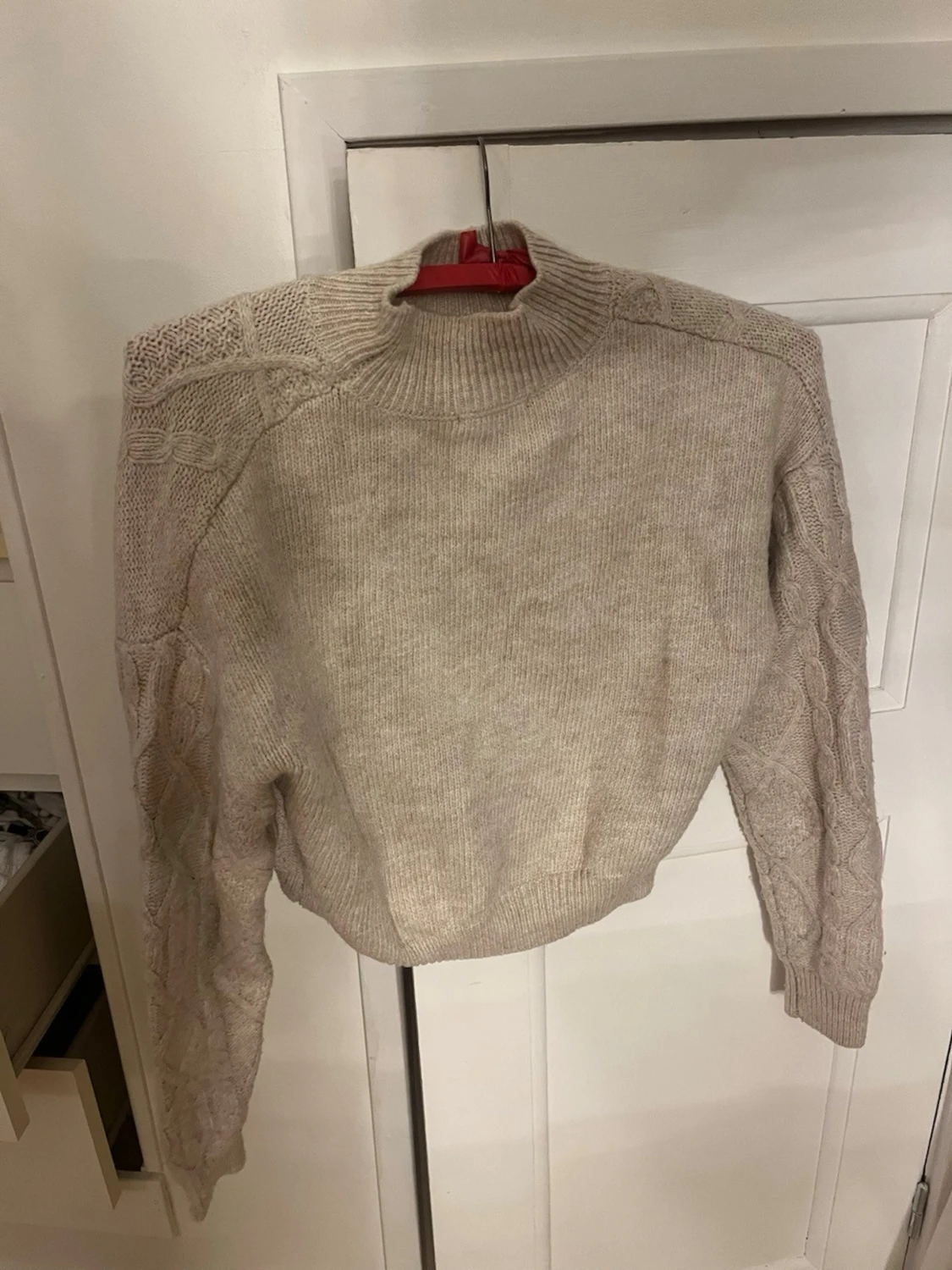 Beige stickad tröja med mönster - 1