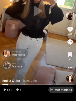 Vita raka jeans med hög midja - Snygga vita jeans med rak passform och hög midja. Klassisk femficksmodell och stilrena detaljer. Perfekta för en fräsch och trendig look. Materialet ser ut att vara bomullsdenim.