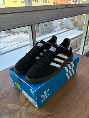 Adidas Spezial - Adidas Spezial   Fick dubbla par av samma skor i födelsedagspresent så säljer ena paret - oanvända   Nya som ja säljer till rabatterat pris 