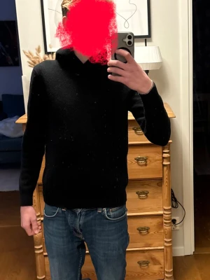 Merino hoodie - En svart merino hoodie från Valient. Tröjan är väldigt skön och varm. Köpte nyss men den var för liten. Jag är 176 så skulle säga att den passar 171+- nån centimeter. Kom med frågor och bud allt är intressant!