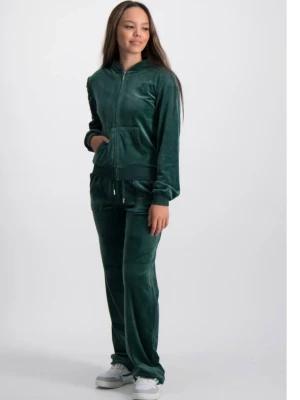 Mörkgrönt juicy couture sett (går att köpa styck) - Mysigt mörkgrönt populärt sett som inte längre finns kvar med dragkedja och huva på tröjan samt matchande byxor med dragsko. Perfekt för chill dagar hemma. Setet har en avslappnad passform och mjukt material. Byxorna är i st 15-16 tröjan är i st 14-14 år. Tröjan har även en liten fläck vid fickan men den synts inte så tydligt när de väl är på. Nypris så kostar tröjan 759 medans byxorna kostar 959. Byxorna är helt oanvända. Pris kan diskuteras💕