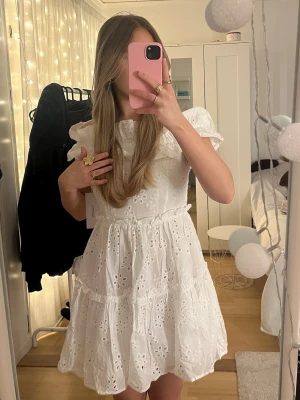 Vit klänning  - Säljer denna vita off shoulder-klänningen köpt på Bubbleroom!! Den är endast provad så prislapp finns kvar. Passar perfekt till student eller skolavslutning 🤍Skriv för fler bilder 💕