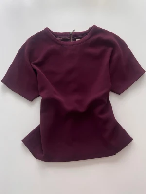 Vinröd T-shirt  - Super vacker vinröd T-shirt som är varm och har ett lent tyg på insidan! Stilren och lätt att styla☺️ Pris kan diskuteras vid snabb affär💕 