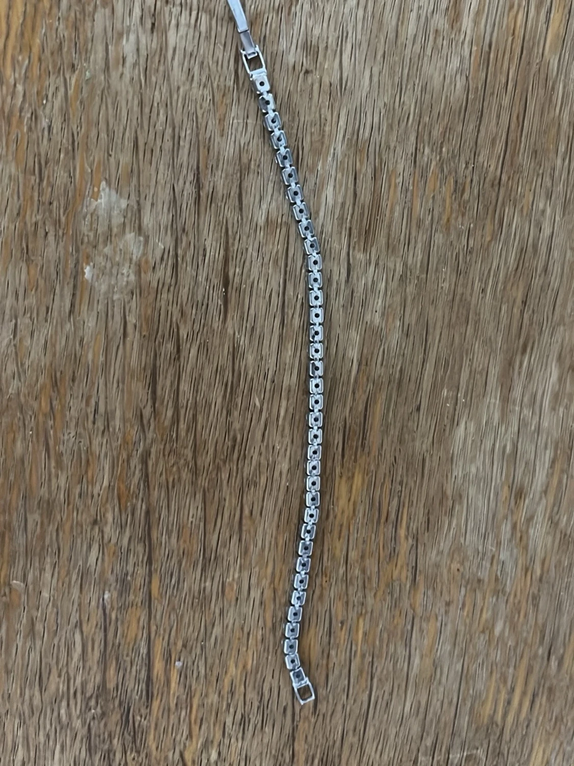 Silverfärgat tennisarmband med stenar - 1