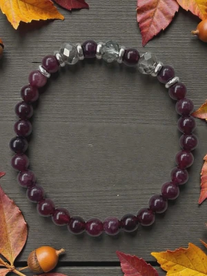 Mörklila pärlarmband med glasdetaljer - Snyggt armband med mörklila, runda pärlor och några större, facetterade glaspärlor i grått. Mellan pärlorna sitter små silvriga detaljer som ger extra stil. Perfekt för dig som gillar accessoarer med lite edge och färg.