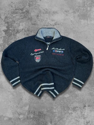 Mörkblå stickad HalfZip Paul & Shark - Mörkblå half zip från Paul & Shark.  Nästan helt nytt skick.  Storlek Medium!