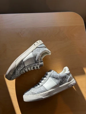 Valentino Flycrew Limited Edition - Valentino flycrew skor | Vädligt eftertraktade | Alla nitar kvar!! | Mycket kvar att ge och tvättad innan frakt | 100% äkta och Äkthetsgaranti ingår | Fraktas samma dag  🚚📦 | Kontakta vid fler frågor eller funderingar ☑️