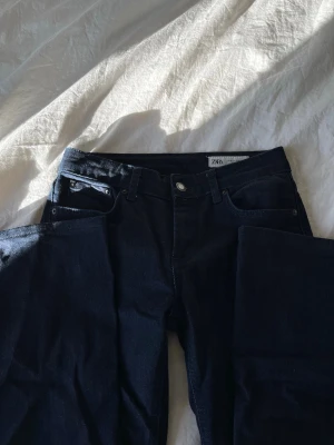 Zara bootcut jeans  - mörkblå lågmidjade bootcut jeans från zara, aldrig använd 