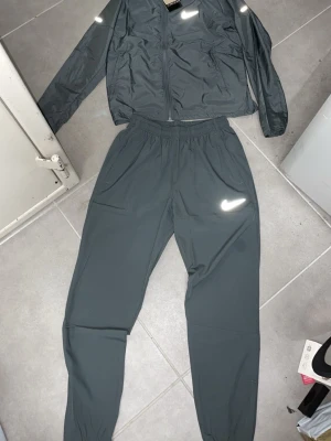 Nike miller windbreaker tracksuit - Helt ny grå tracksuit i storlek S med sina tacs