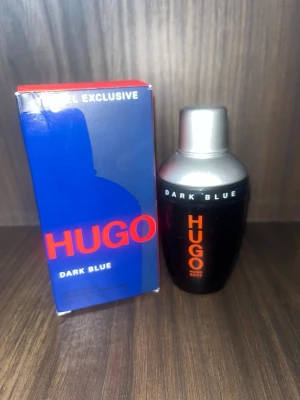 Hugo Boss Dark Blue  - Hugo Boss Dark Blue parfym, en fräch maskulin doft. Jag har använt den fåtal gånger därför är den lite mindre än 75 ml. 