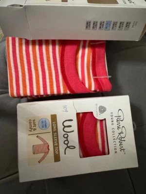 100% mareinoull underställ + paket - Säljer ett par mysiga stickade vantar från laMote i lila, turkos och vit med ett snyggt mönster. Perfekta för kalla dagar och riktigt sköna att ha på sig. Passar barn mellan 6-8 år.