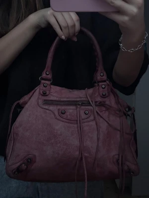 Vinröd Balenciaga väska - Säljer en vintage balenciaga väska. Pris kan diskuteras💗
