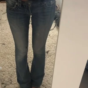Miss me jeans -  miss me jeans, strlk W25 - midjemått rakt över: 35 cm, innebenslängd: 80 cm! De har små hål och e slitna längst ner men inget man tänker på❤️ pris går att diskutera! 