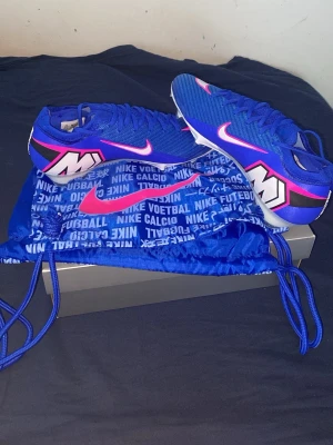 Nike Mercurial blå fotbollsskor - Ett par riktigt feta Nike fotbollsskor. Aldrig använda och är i topp skick. Bara skriva ifall ni vill något😊