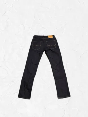 Jeans från Jack and Jones  - Säljer ett par mörkblå jeans från Jack and Jones i storlek 29/32.