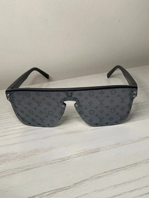 Solglasögon - Svarta solglasögon inför sommaren.