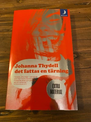 Johanna Thydell - Det fattas en tärning pocket - Pocketbok 'Det fattas en tärning' av Johanna Thydell med röd och silverfärgad framsida. Boken innehåller extra material och har ett modernt, grafiskt omslag. Perfekt för dig som gillar svensk ungdomslitteratur.
