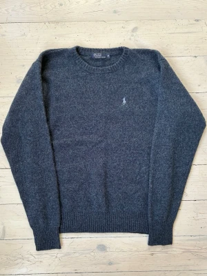 Stickad Ralph Lauren tröja i lammull - Otroligt fräsch tröja från Ralph Lauren i 100% lammull i perfekt skick! 🙌 Storlek M men passar som S-XS, skriv vid fråga!!! 👍 