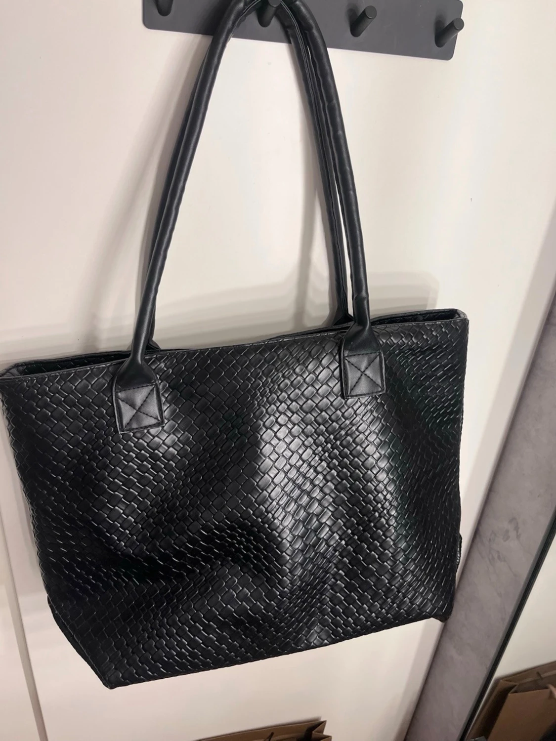 Svart shoppingväska i flätad look - 1