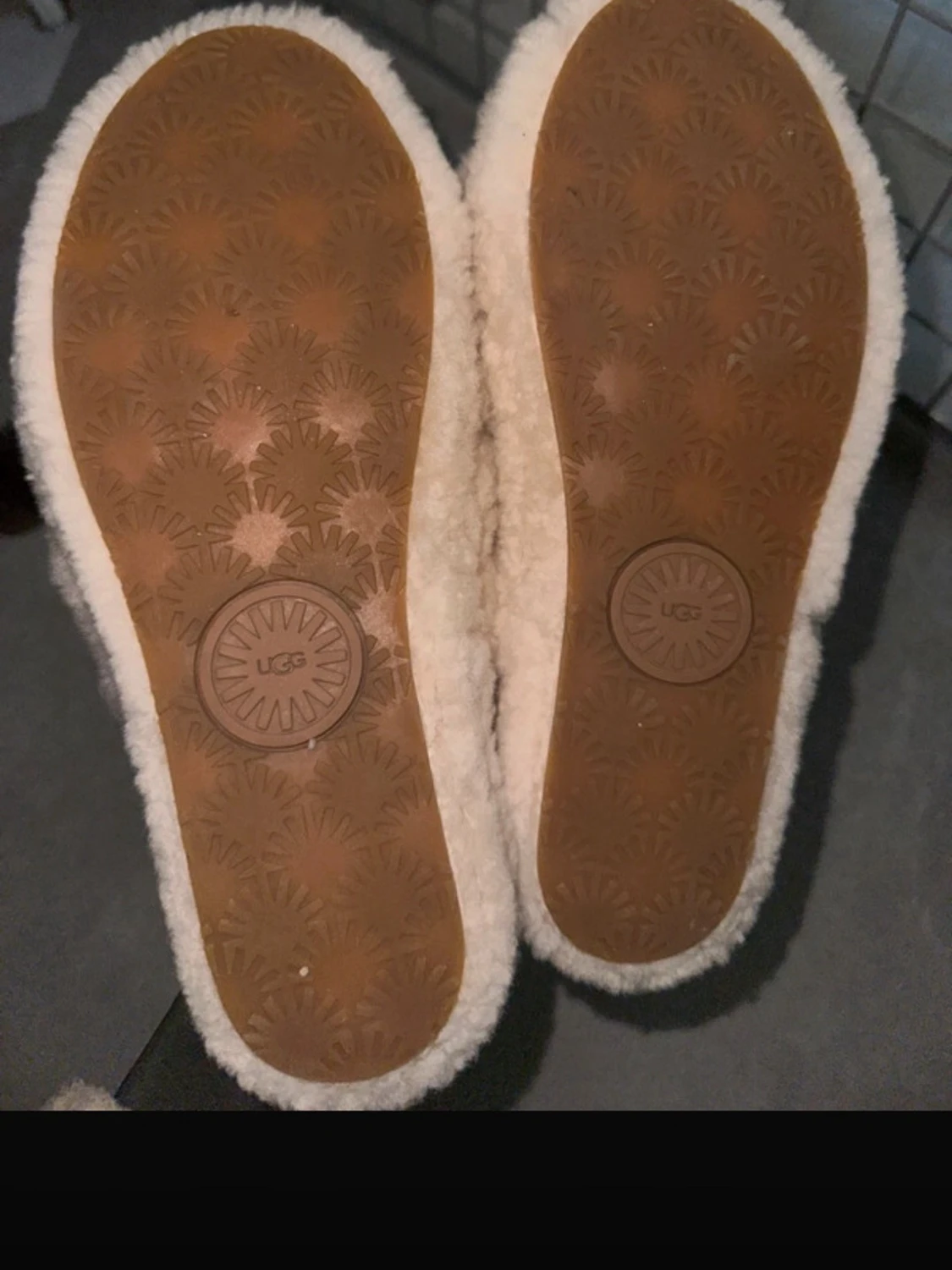 Beige fluffiga tofflor från UGG - 1