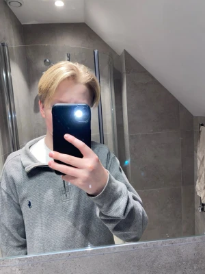 Ralph lauren quarter zip 14-16 - Snygg grå quarterzip från Polo Ralph Lauren som är i princip helt ny. En riktigt snygg och skön tröja som är i storlek 14-16( jag är 158 och den sitter stort) mitt pris 400kr ny pris 1200kr. Pris går att diskuteras vid snabb affär!