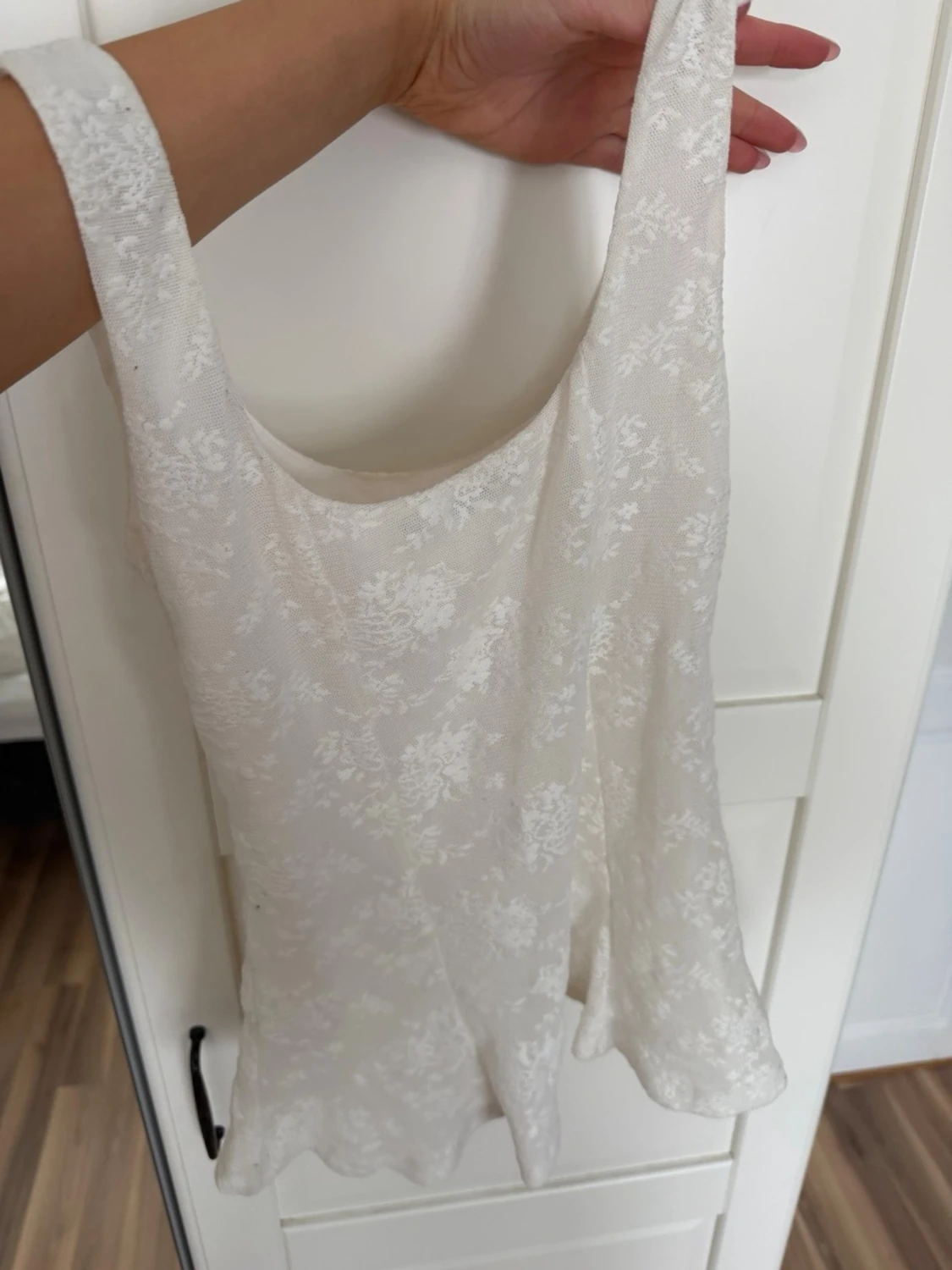 Vit spetslinne med blommönster - 1