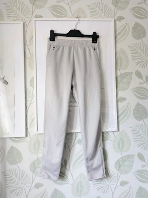 H&M Move Träningsbyxor Storlek 146/152 - Använd en gång så den är i jättefint skick.  - Syns en  skavank i rumpdel och ett på ena benet se extrabilderna, annars i nyskick.  - 2 fickor på sidan.  - Jag kan ha missat någon miniskavank men jag har försökt att granska plagget så gott det går.