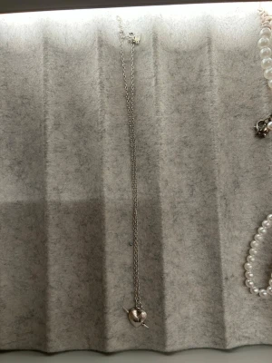 Maria Nilsdotter halsband - Säljer mitt MariaNilsdotter halsband då den inte kommer till användning längre!🥲💖