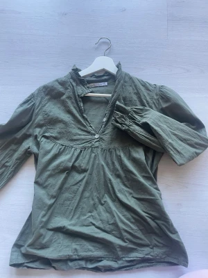 Grön blus med brodyr  - Olivgrön blus med brodyr, jätte fin med bomull med. Från Copenhagen Luxe! strl S/M