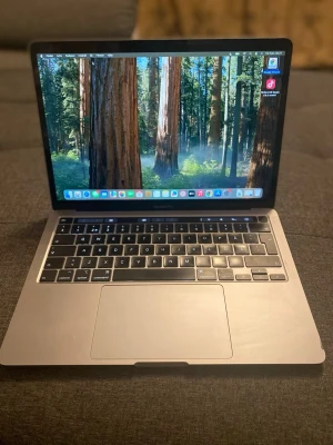 MacBook Air 13-tum Space Gray - Säljer en MacBook Air 13-tum i färgen Space Gray. Datorn har en snygg och tunn design med aluminiumchassi, bakgrundsbelyst tangentbord och stor trackpad. Perfekt för studier, surf och kreativt arbete. Laddare medföljer.