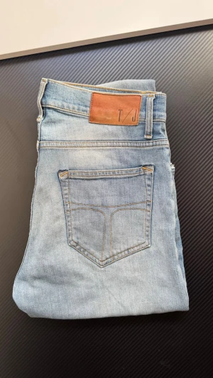 Ljusblå slitna jeans TIGER OF SWEDEN - Mått syns på bilderna, skriv om ni vill ha fler bilder eller undrar över något. Priset är inte hugget 