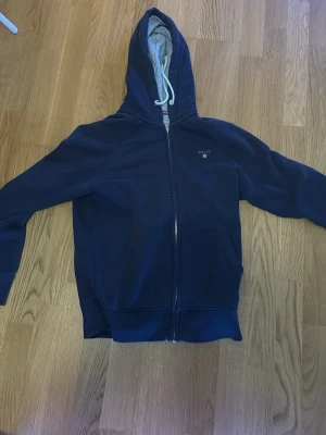 Marinblå hoodie från Gant med dragkedja - Storlek S