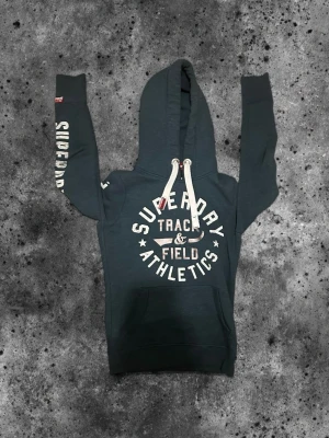 Superdry hoodie - Superdry hoodie i ”blågrön” färg. Storlek S, mycket bra skick. Hör gärna av dig vid minsta fundering!