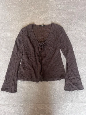 Kofta - Gullig, tunn ”kofta” från bikbok. Passar även S. Aldrig använd. 