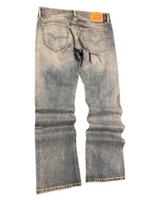 Vintage Levis 527 Bootcut Flared  - Säljer ett par Levis 527 Bootcut Flared| Storlek:33/32|Skick:8/10|Pris:999kr| Modell:Bootcut| Vid frågor och funderingar är de bara och höra av sig ‼️