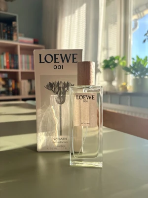 Loewe 001 Woman Eau de Parfum 50ml - Loewe 001 Woman Eau de Parfum i en elegant, genomskinlig glasflaska med trälock. 50ml test sprayad några gånger. 