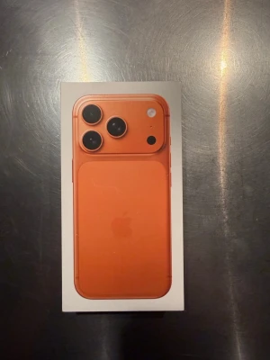 iPhone 17 pro - Säljer en orange iPhone 17 pro från Apple. Telefonen är oöppnad och kvitto medföljer minne på telefonen 256gb