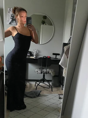 Bershka tajt maxiklänning svart - Säljer en stilren långklänning ifrån Bershka i storlek S. Den är väldigt stretchig och har en figurnära tajt passform som anpassar sig efter figuren. Längst ner blir den en aning mer utsvängd. Klänningen har axelband som är justerbara. Liknar skims klänningen. Nyskick. Säljes då jag ska flytta och måste stor rensa. Pris kan diskuteras. 