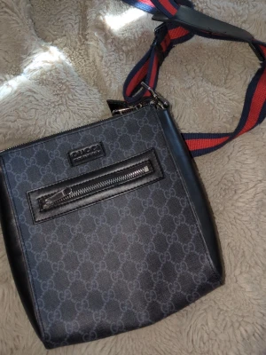 Axelväska g - Jättefin väska, använd mycket men perfa skick 