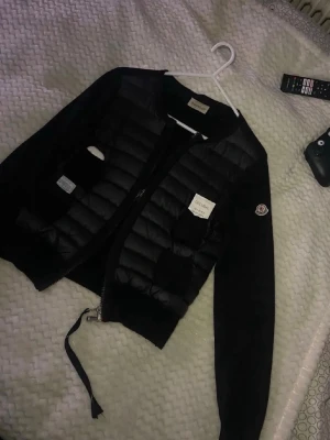 Moncler Cardigan - säljer min älskade moncler cardigan då jag växt ur den. den är i toppen skick! nypris ligger runt 10 000kr och jag säljer för 4299kr. Kan tänka mig att gå ner i pris vid en snabbaffär! 💕