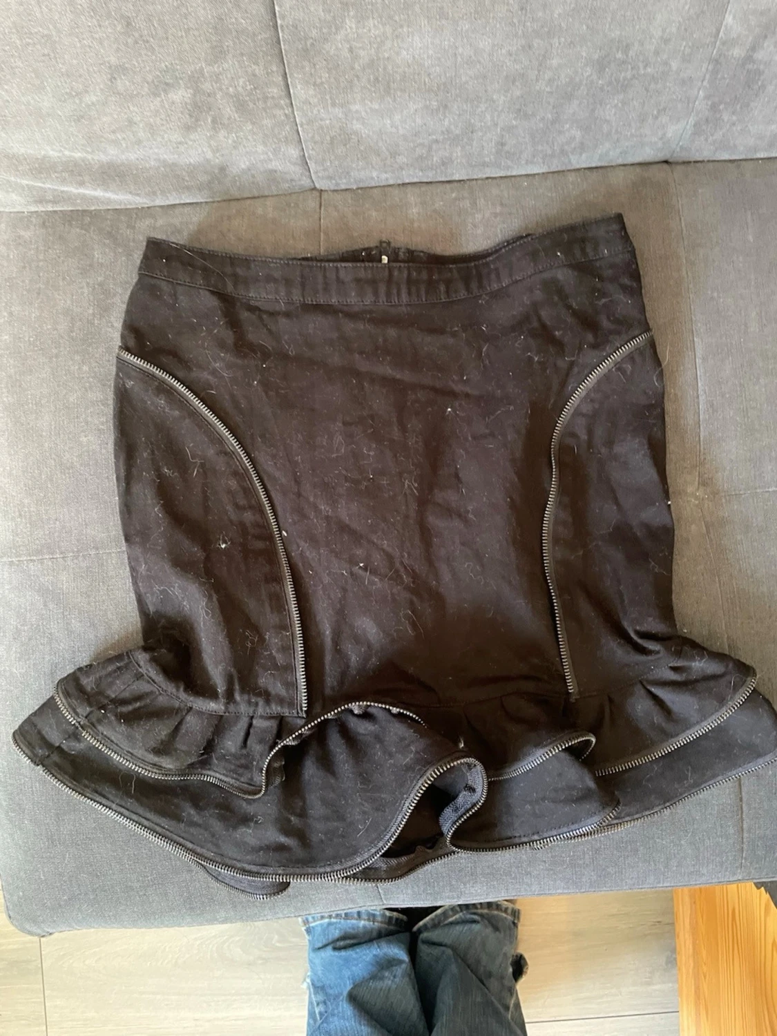 Svart volangkjol med dragkedjor