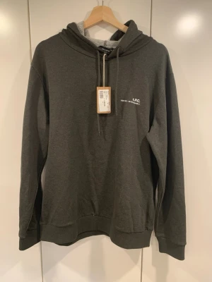 Svart hoodie från A.P.C. - Säljer denna helt nya hoddie från APC. Kostar 1630 danska kronor ny, vilket motsvarar ca 2400 svenska kronor. Vårt pris är 999!