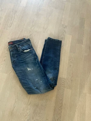 Jack and Jones Slim Glenn  - Tjena! Jag säljer ett par riktigt feta Jack and Jones jeans i modellen slim glenn. |w29 l32, slim passform|. Hör gärna av dig vid mer frågor!