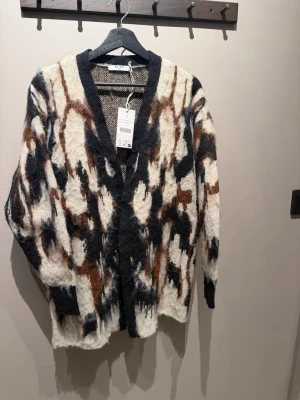 Oversized leopardmönstrad kofta NA-KD - Säljer en oversized kofta från NA-KD med leopardmönster i beige, svart och brunt. 